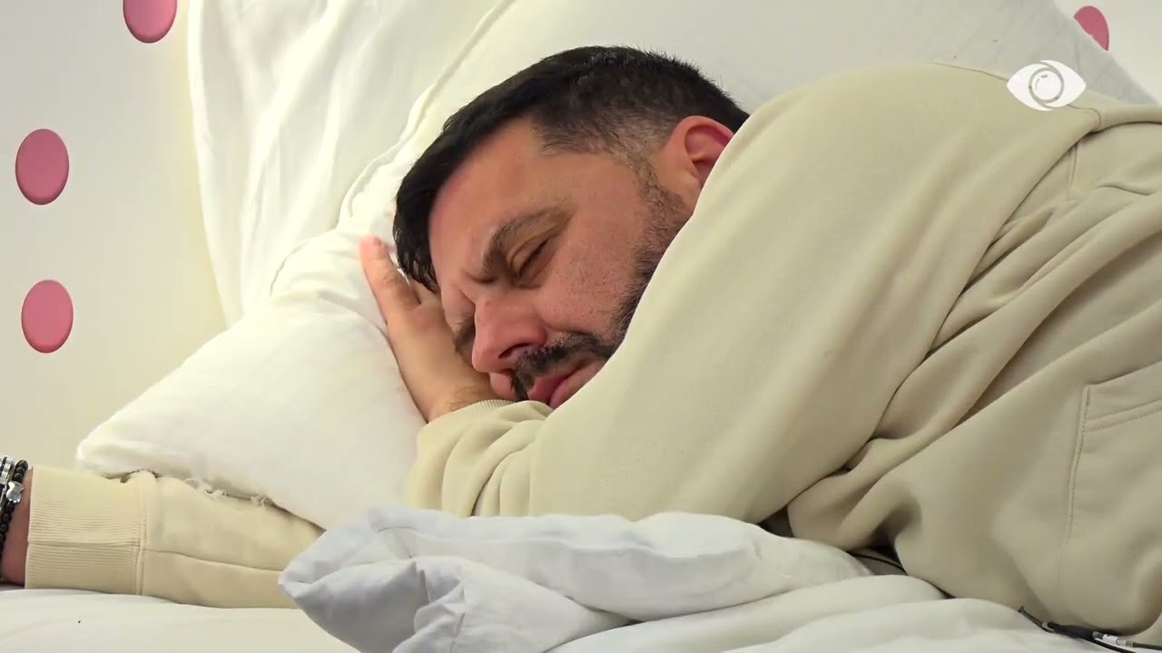Mal këndon këngë me emrin e Mirit, mbi krevatin e tij