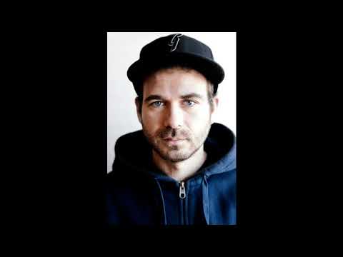 Simon Gärdenfors vid passkontrollen i New York - Specialisterna Podcast #107