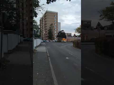 Kaputter Gehweg zwischen Forststaße und Buchenpfad - Köln-Heimersdorf