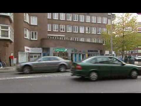 Politieman in eigen boeien geslagen en bedreigd