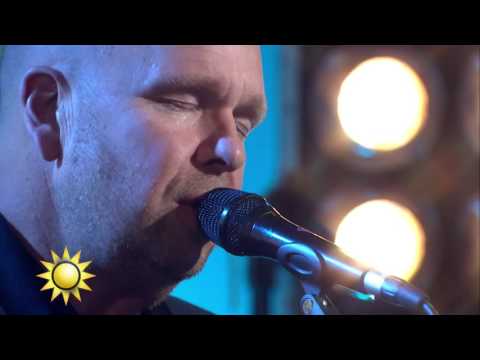 Lasse Kronér sjunger ”Cirkus” - Nyhetsmorgon (TV4)