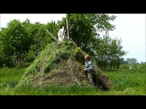 Szałas w obozowisku i ogień / Zapraszamy do nas