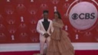 Leslie Odom Jr, Kathryn Gallagher and Peter Gallagher, Marisa Jaret Winokur pose on Tonys red carpet video