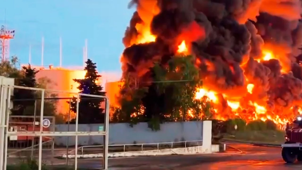 SHAKHTARSK BURNS —MASSIVE BLASTS ROCK RUSSIAN OIL DEPOT IN OCCUPIED DONETSK || 2025