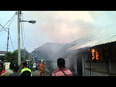 Rumah Nenek & Pak Am Terbakar
