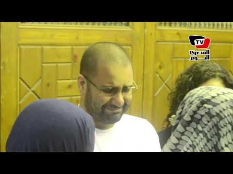 علاء عبد الفتاح يبكي في جنازة والده وأحدى المعزيات «أبوك هو أبونا»