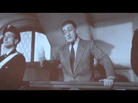 Elezioni, Renzi contro M5S: "Truffatori". E per spiegare caso rimborsi proietta Totò