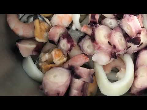 Les fruits de mer en sauce rouge