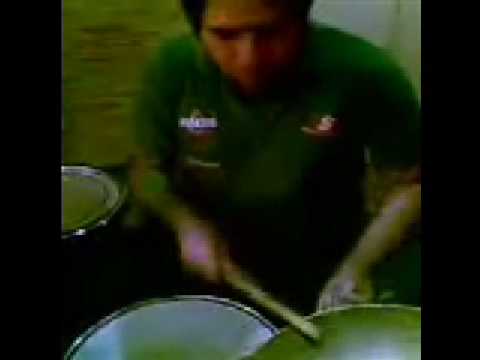 Nahu Padilla tocando y grabando las baterias de Diarrea Puku - Parte 1