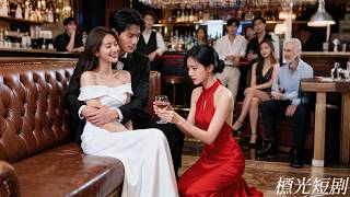 Hij liet zijn vrouw knielen om een ​​toast brengen zijn minnaar,ag haar armen van andere man liggen