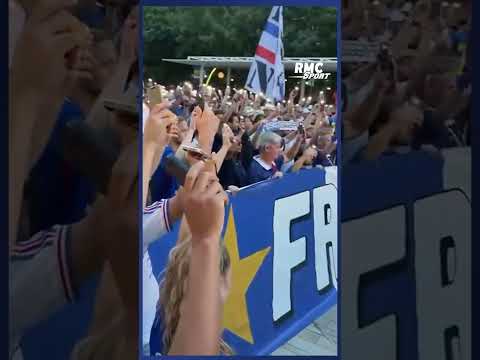 Le supporters français observent UNE MINUTE DE SILENCE à Dallas