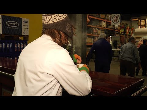 Professor Kruik helpt mee in de voorbereidingen van Waogeslouwe - KruikenTv