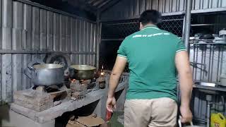 Vợ chồng Trang tiếp tục nấu nước rửa chén từ trái hạnh( tắc) gởi đến mọi người.