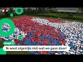 Duizenden kinderen maken een enorme animatie met borden