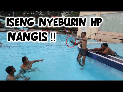 piki-rusakin-hp-masuk-ke-kolam