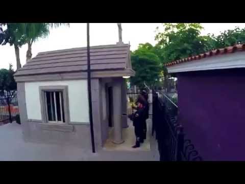 Los Plebes de Jesus Maria - El Moreno y El Pariente (Video Oficial)