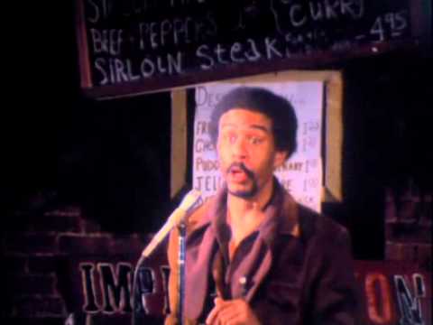 Ο Richard Pryor [Ρίτσαρντ Πράιορ] στην ταινία-συναυλία Richard Pryor: Live in Concert [Ρίτσαρντ Πράιορ: Ζωντανά σε συναυλία] (1979). Με θέματα τον φυλετικό ρατσισμό, την αστυνομία και κυρίως τον αυτοσαρκασμό, η επιτέλεση θεωρείται ορόσημο για την αναγνώριση της στάντ-απ κωμωδίας ως αυτόνομης παραστατικής τέχνης, με τον σωματικό, αφηγηματικό μονόλογο πρώτου προσώπου να ανάγεται σε πρότυπο του είδους.