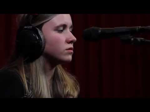 Studio Brussel: 14 jarige luisteraar Liv covert Budapest van George Ezra