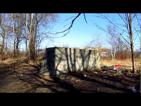 Zapomniany betonowy kozioł oporowy przy cichej uliczce