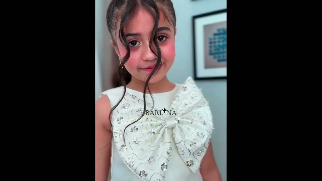 فستان بناتي أبيض مع فيونكة كبيرة مطرزة - سنة
