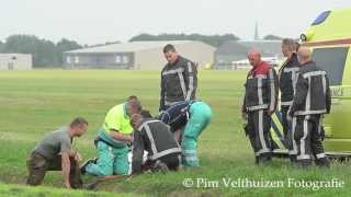 preview picture of video '5 juli 2013, Parachutist komt bij landing hard neer in sloot vliegveld Teuge'