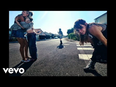 Oklou - family and friends © Oklou