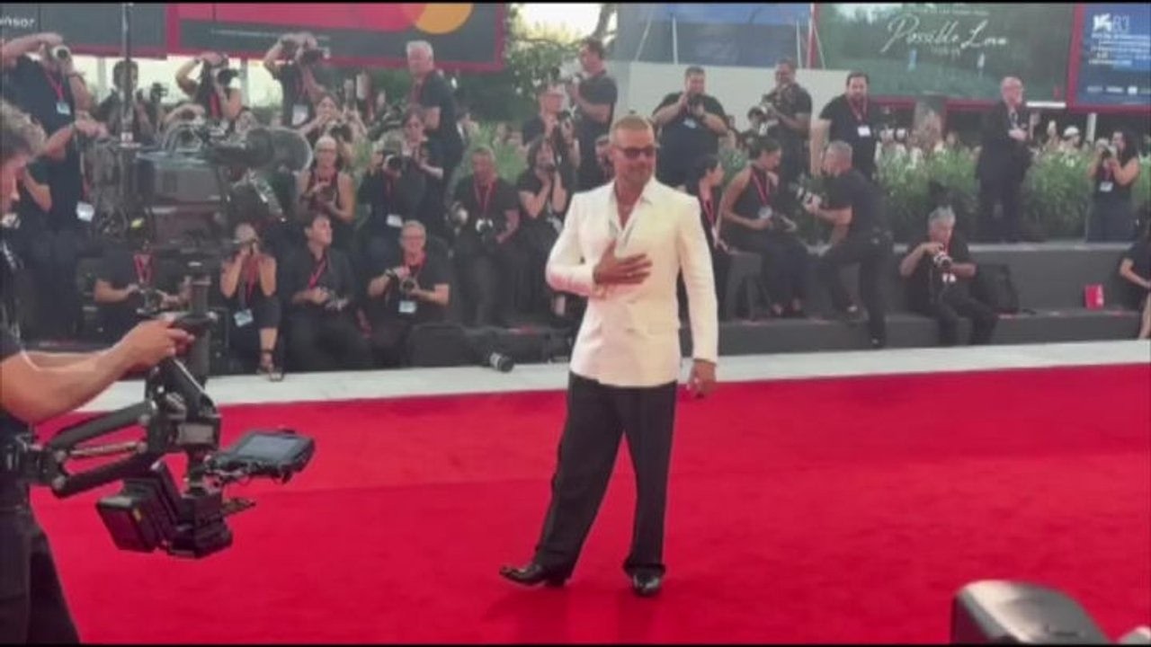 Ricky Martin incanta il red carpet di Venezia 83. Ha scelto un blazer bianco e pantaloni neri