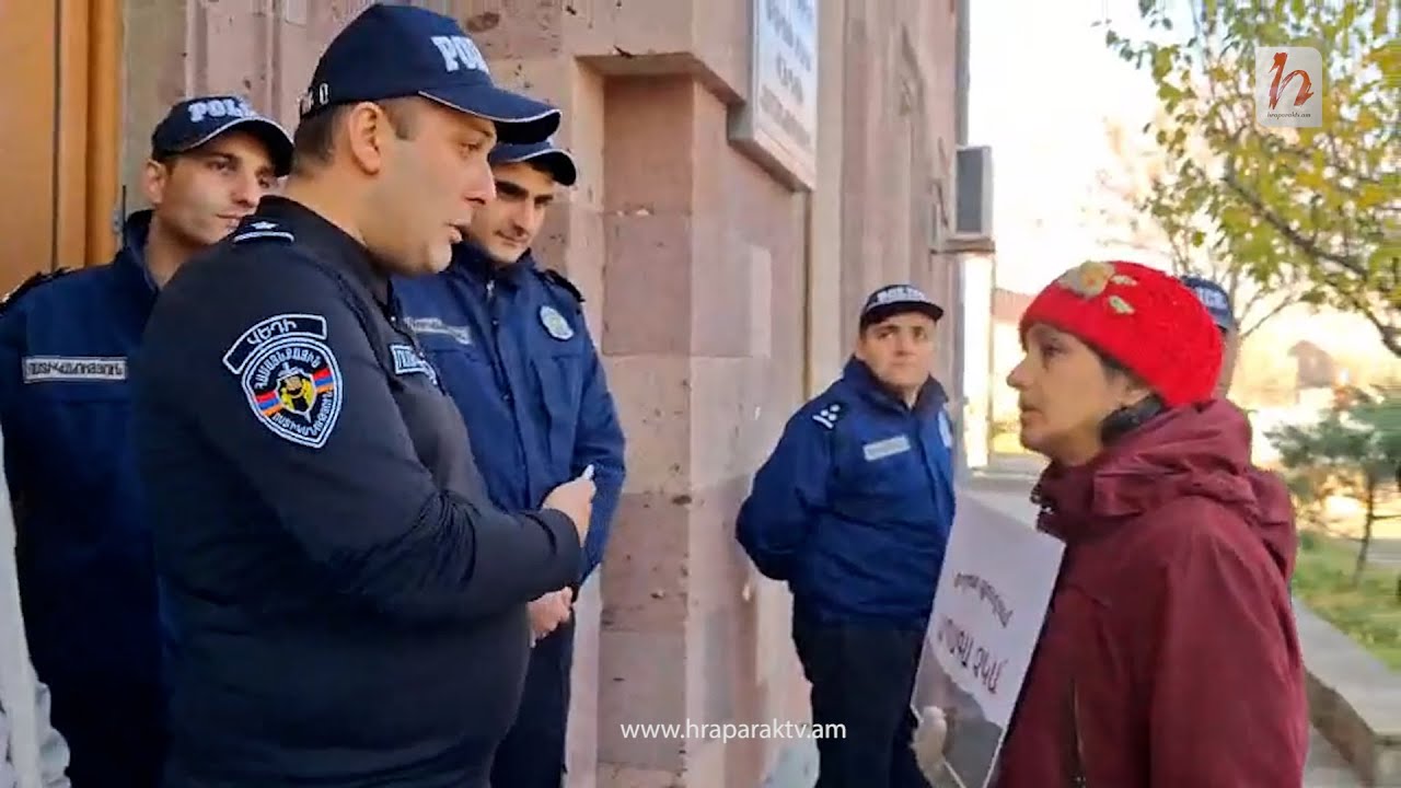 Ոստիկանները Վեդիի համայնքապետարանը «պաշտպանում» են