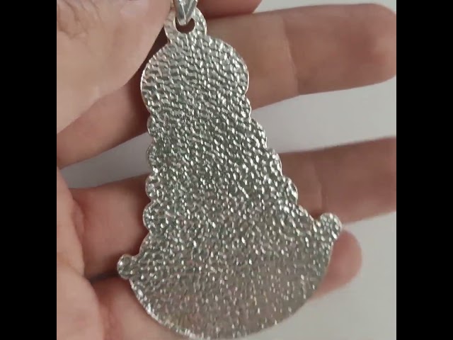 Vídeo relacionado con Only faith Collar con Medalla de la Virgen del Rocío, Acero Inoxidable 316L, Colgante 2.5 cm, Cadena 45 cm, Acabado Dorado y Plateado, Joyería Religiosa Hipoalergénica (Virgen del Rocio Plateado)