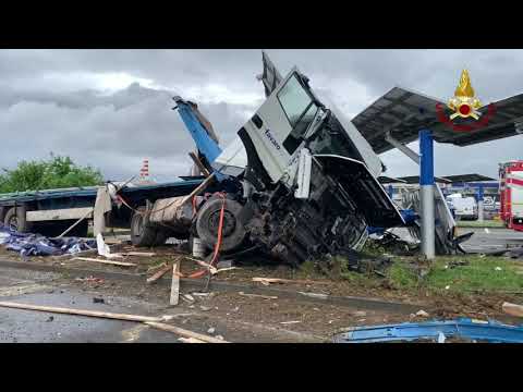 Camion si schianta contro l'autogrill di Dalmine