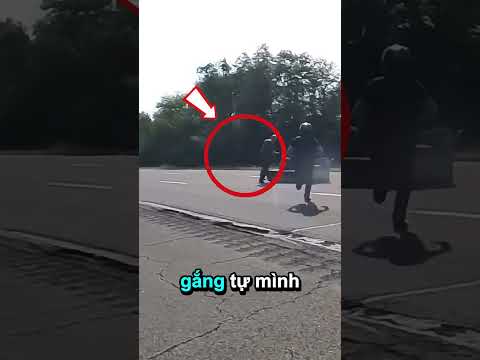 Cảnh sát “quay xe” với biker sau khi được giúp#shorts