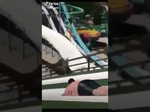 Un ciccione va sullo scivolo più pericoloso del mondo