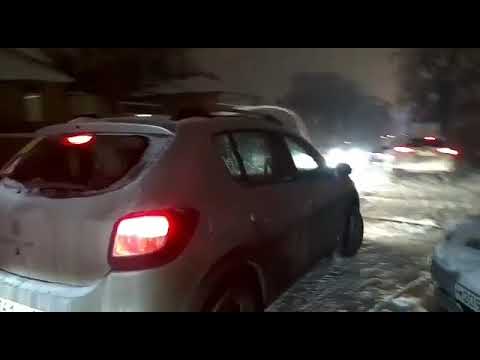 В центре Ростова во время снегопада «Камаз» снес столб, придавив «ВАЗ» 19.01.2017