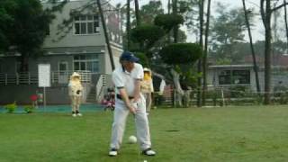 preview picture of video 'Dr.Huang's golf swing on 2009/04/15'