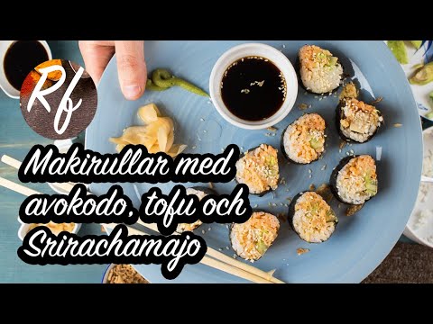 Makirullar med avokado, tofu och Srirachamajo. Sushi Maki är skivade bitar av en rulle med ris i sjögräs. Här en lite udda variant jag gillar med tofu, avokado, gurka, sesamfrön, rostad lök och en sås med majonnäs och sriracha-chilisås.>