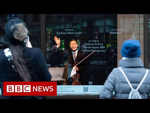 Live music returns behind a New York shop window - BBC News