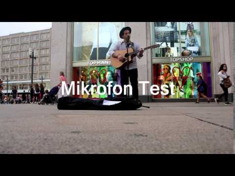 Der DJ testet Mikrofone für DSLRs