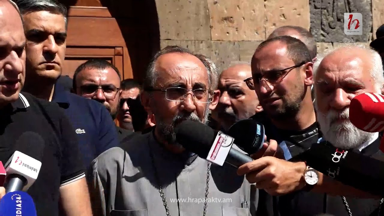 Միքայել սրբազանը փաստաբանների հետ գնում է Քննչական կոմիտե