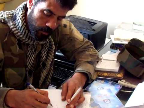 قائد لواء شهداء إدلب باسل عيسى يسلم ورقة براءة ذمة للسجناء بعد السيطرة على مدينة حارم