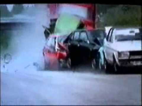 Stauende / Lkw rast vollgeladen in 6 Pkws / Truck crashes into 6 cars / Crash test