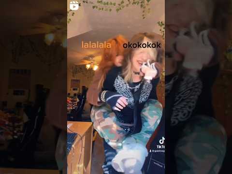 throwback post #twins #duo #alternative #makemefamous #makeuptutorial #helpmemakethismakesense