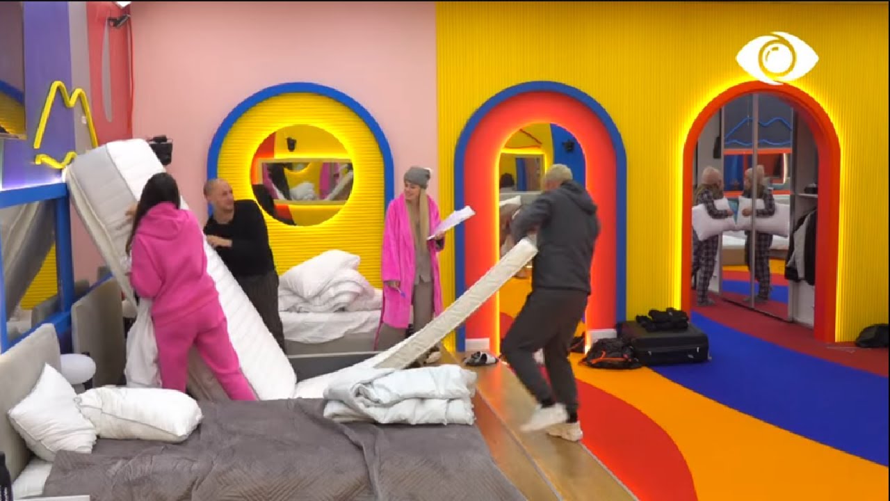 Banorët nxjerrin dyshekët në verandë