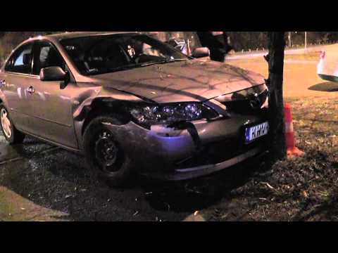 A karambol után egy fának is nekiütközött a Mazda Nyíregyházán - szon.hu