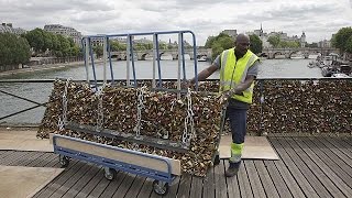 &#39;Love locks&#39; removed from Paris bridge