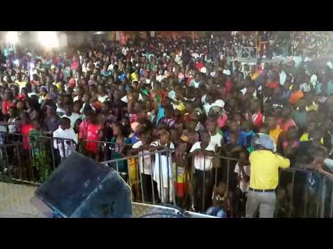 LE PUBLIC SOUS LE CHARME DU SONG "MONO" DE L'ARTISTE# MIRA BRAKADAY#