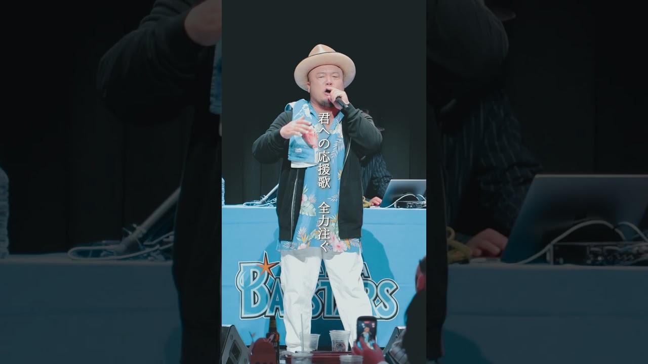 立ち上がろうとする 君に捧ぐ 君への応援歌 全力注ぐ いつか たどり着く その時まで 希望胸に 扉開いて行こう