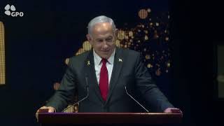 דברי ראש הממשלה בנימין נתניהו בטקס חתימת הסכם גג במעלה אדומים (עדכוני משרד ראש הממשלה) - התמונה מוצגת ישירות מתוך אתר האינטרנט יוטיוב. זכויות היוצרים בתמונה שייכות ליוצרה. קישור קרדיט למקור התוכן נמצא בתוך דף הסרטון