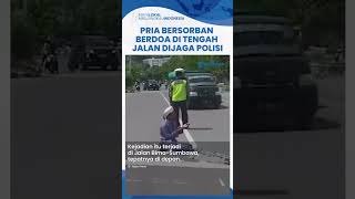 Viral Video Pria Bersorban Gelar Sajadah Doa di Jalan Dijaga Polisi, Gara-gara Tak Terima Ditilang