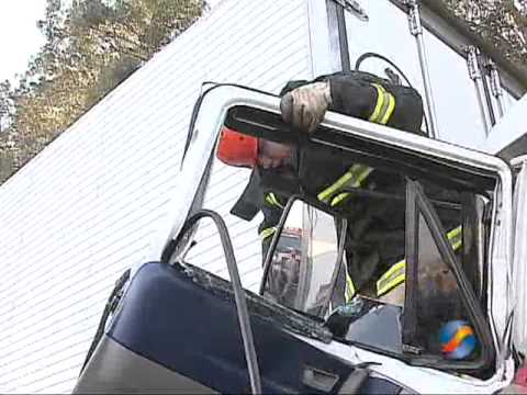 Motorista preso nas ferragens