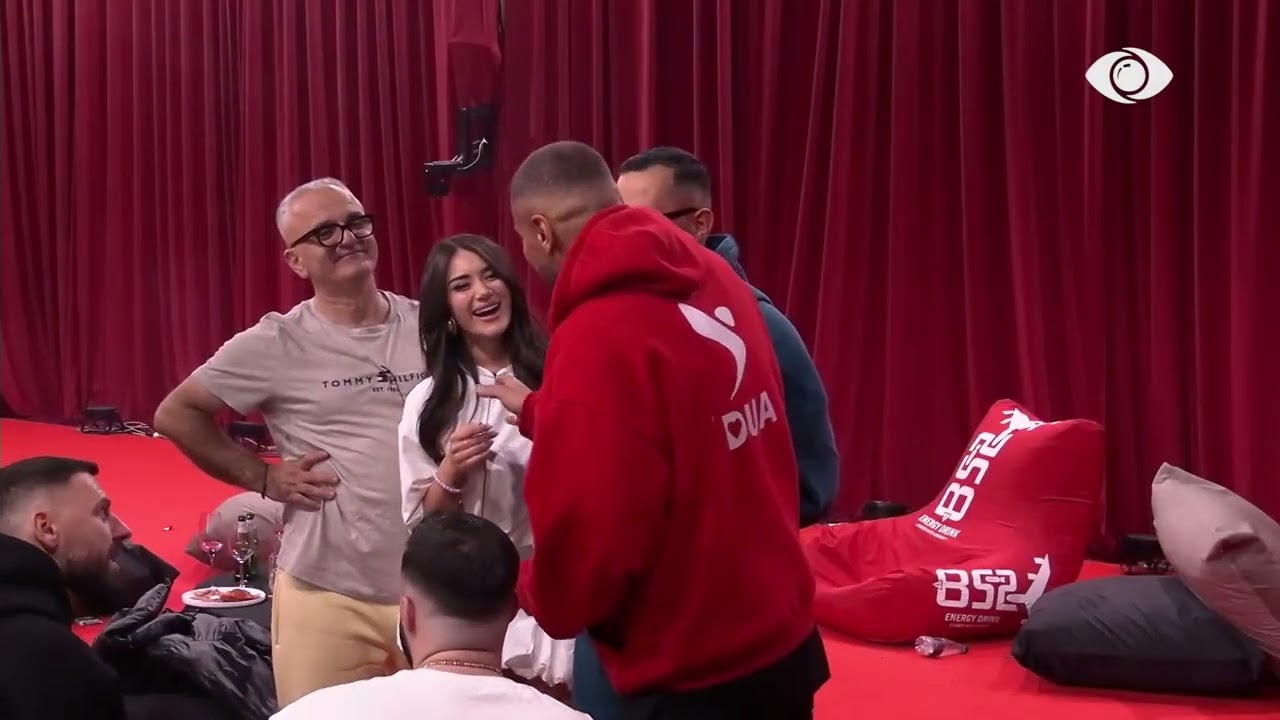 Jam qejflie…/ Banorët këndojnë për Gretën dhe hedhin batuta